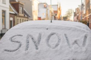 mandat za odśnieżanie samochodu z włączonym silnikiem