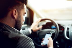 Jaki mandat za używanie telefonu podczas jazdy?