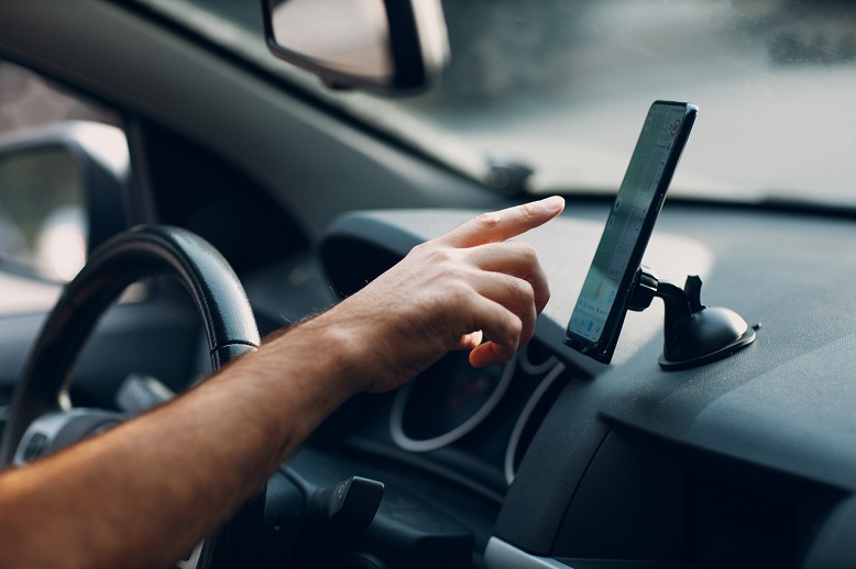 Uchwyt na telefon do samochodu – rodzaje, jak wybrać?
